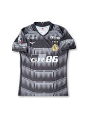 2023年名古屋グランパス ホームユニフォーム 正面、GR86スポンサー入り 幾何学デザイン