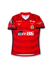2023年名古屋グランパス ホームユニフォーム 正面、GR86ロゴと赤黒Vパターン