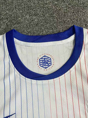 細部画像：エンブレムとムバッペの10番プリントの細部展示