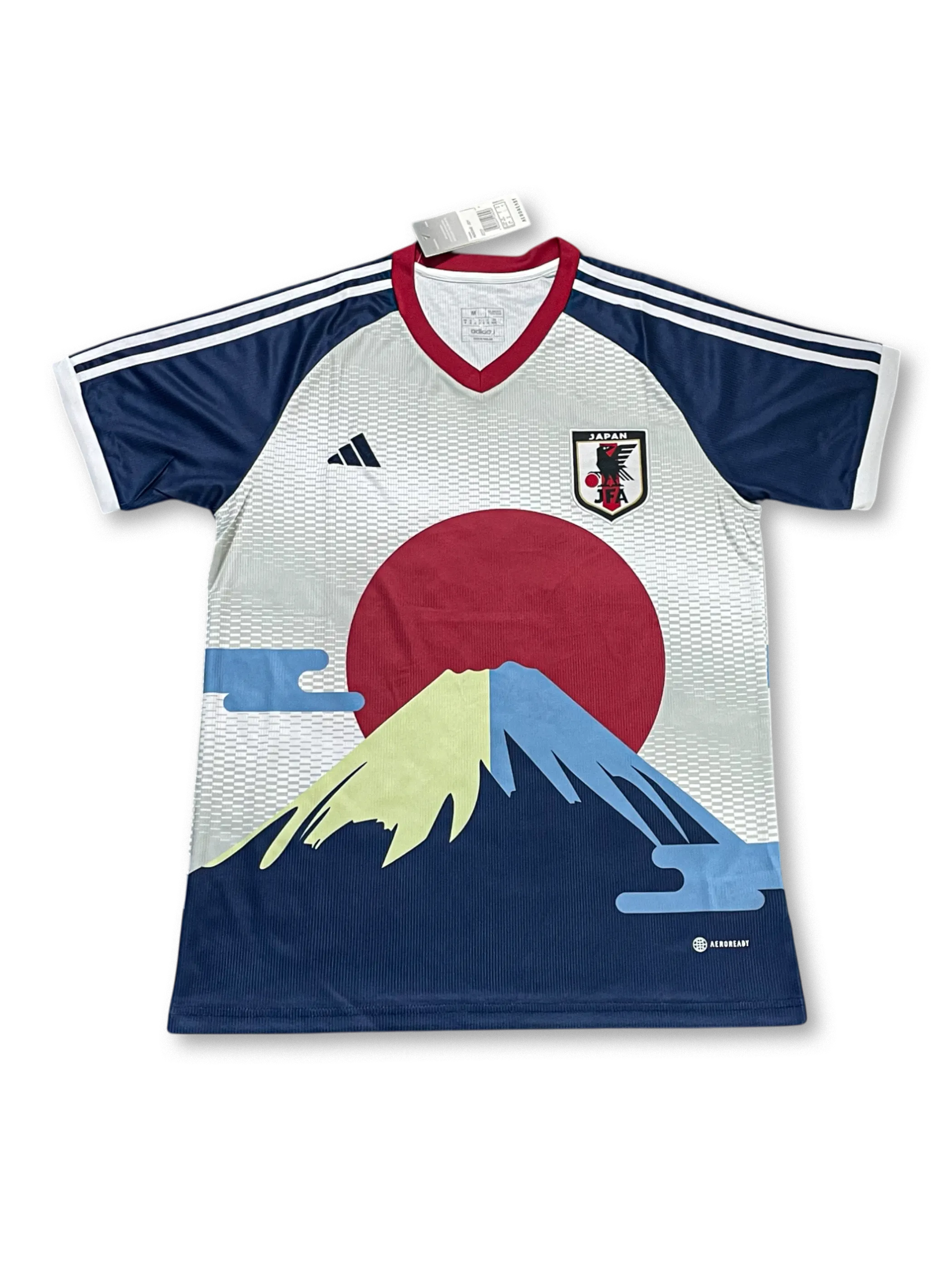 2025–2026 日本代表 富士山グラフィックユニフォーム – 日の出と富士山の大胆グラフィックにAEROREADY素材を融合した、未来志向のコレクター必携アイテム。