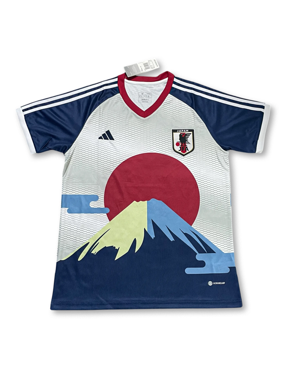 2025–2026 日本代表 富士山グラフィックユニフォーム – 日の出と富士山の大胆グラフィックにAEROREADY素材を融合した、未来志向のコレクター必携アイテム。
