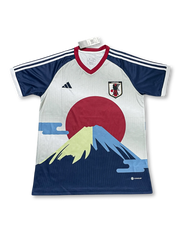 2025–2026 日本代表 富士山グラフィックユニフォーム – 日の出と富士山の大胆グラフィックにAEROREADY素材を融合した、未来志向のコレクター必携アイテム。