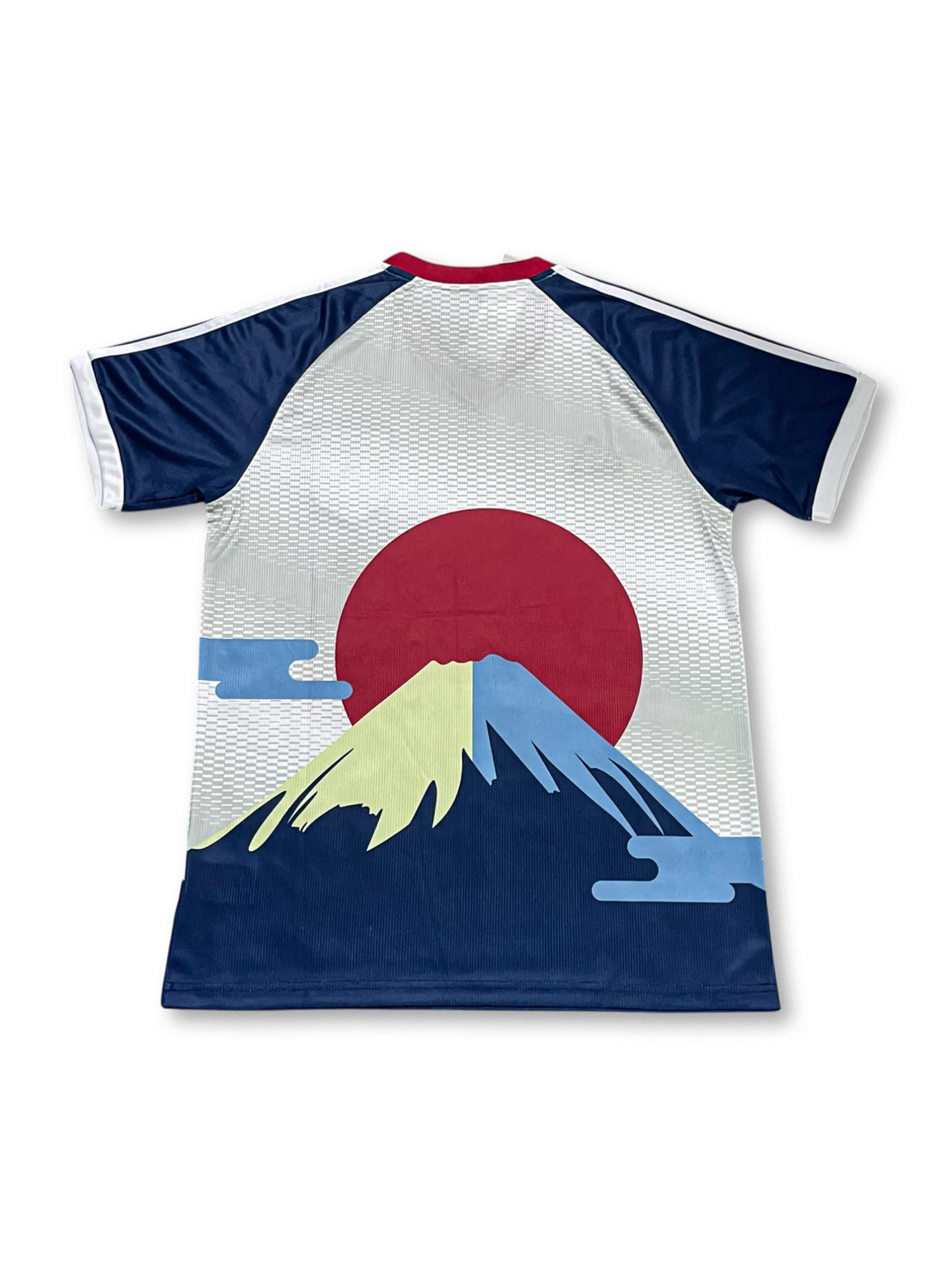 2025–2026 日本代表 富士山グラフィックユニフォーム – 日の出と富士山の大胆グラフィックにAEROREADY素材を融合した、未来志向のコレクター必携アイテム。