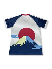 2025–2026 日本代表 富士山グラフィックユニフォーム – 日の出と富士山の大胆グラフィックにAEROREADY素材を融合した、未来志向のコレクター必携アイテム。