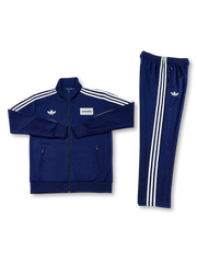 ネイビーのadidasトラックスーツセット 前面（oasisパッチ）
