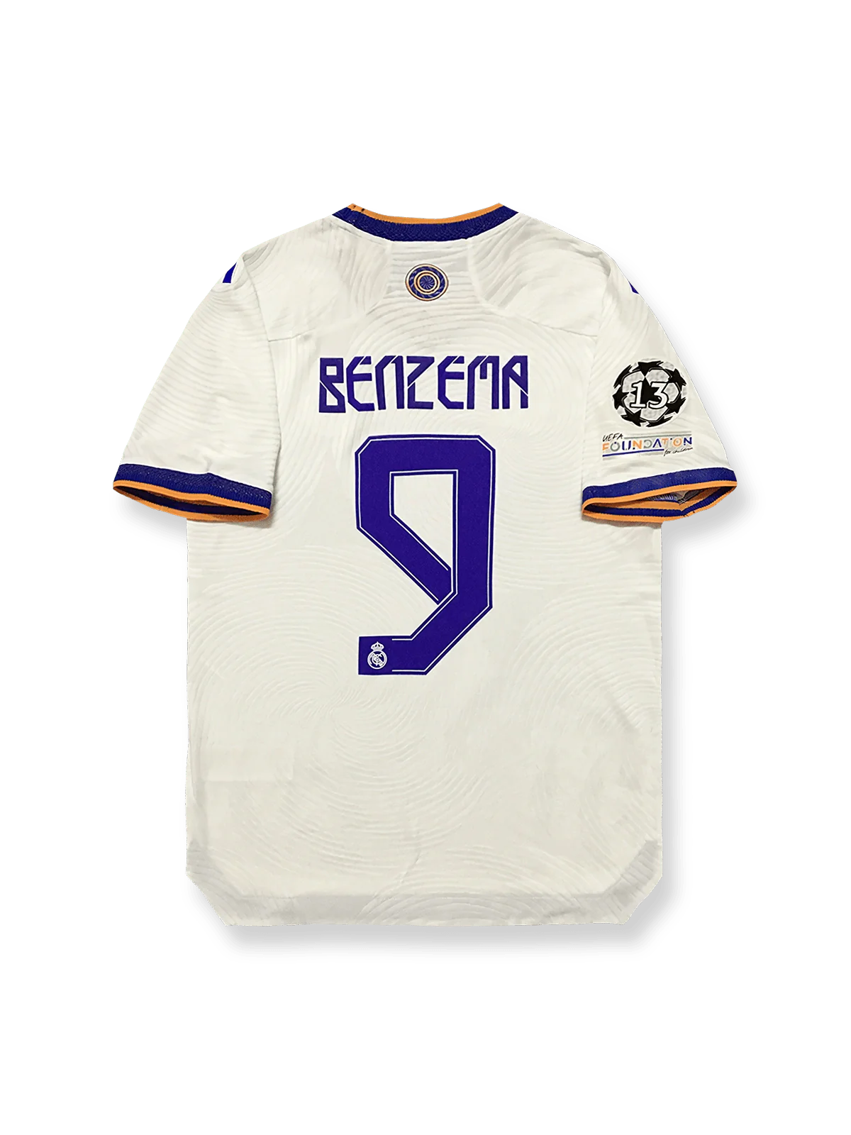  2021-2022シーズンのUEFAチャンピオンズリーグレアル・マドリードレトロユニフォームの全体画像