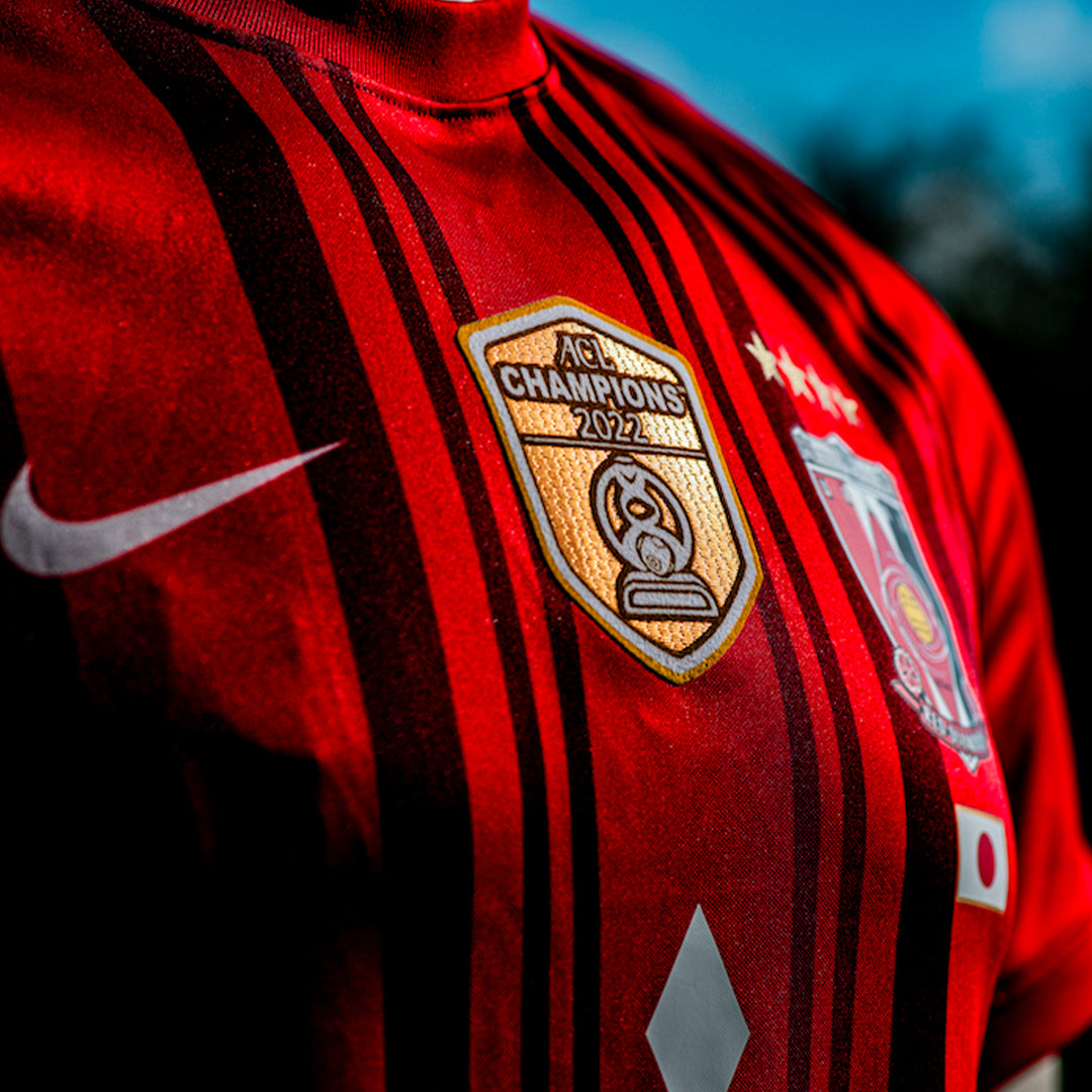 アジア王者として戦った2023-24年シーズン、浦和レッズが着用したACL仕様の特別ホームユニフォーム。
