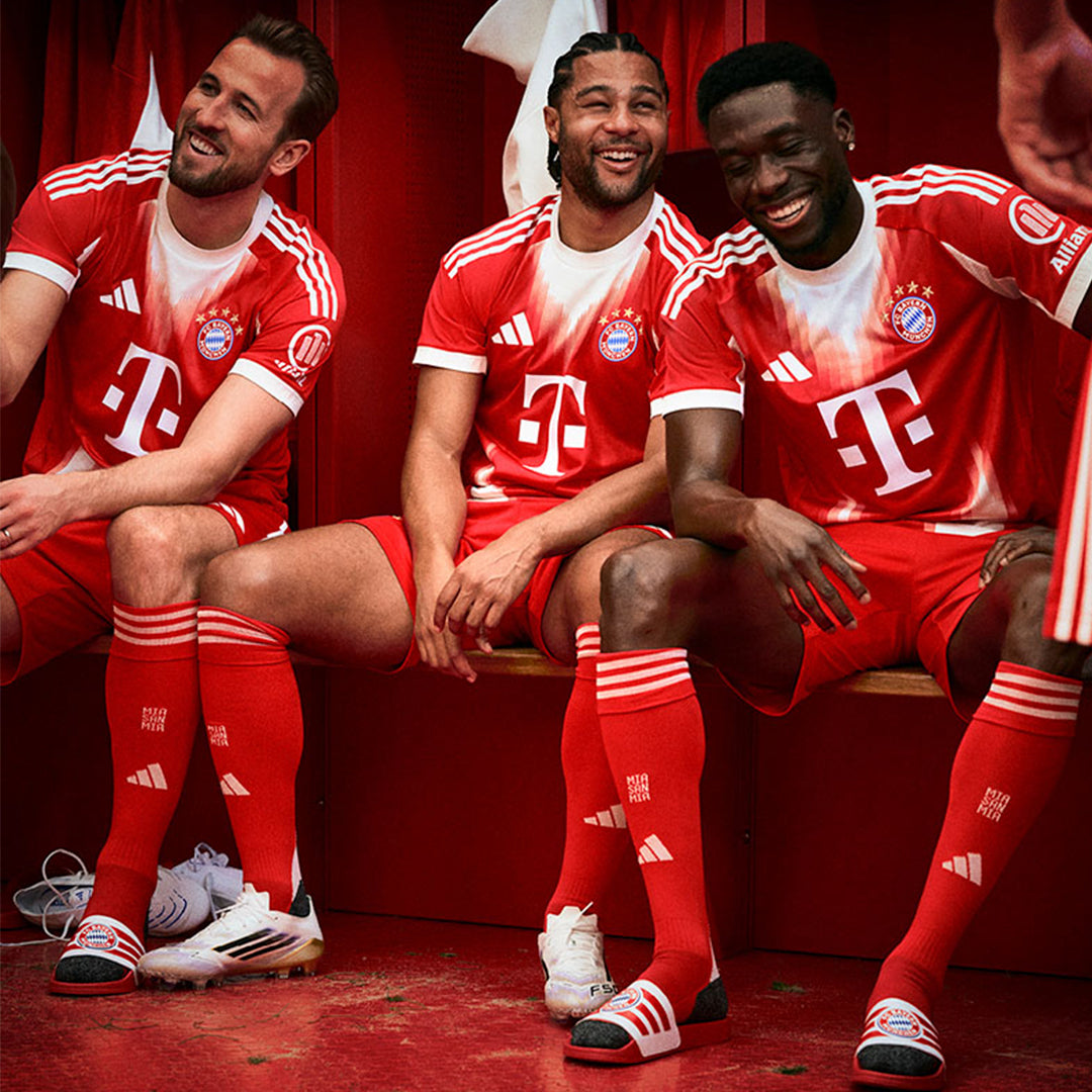 赤白グラデーションストライプで刷新された2025/26ホームキットは
