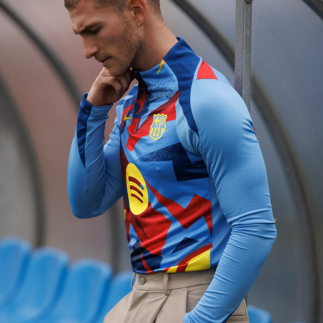 サッカーの動きに最適化された機能性と、視線を引きつけるアブストラクトデザイン。
