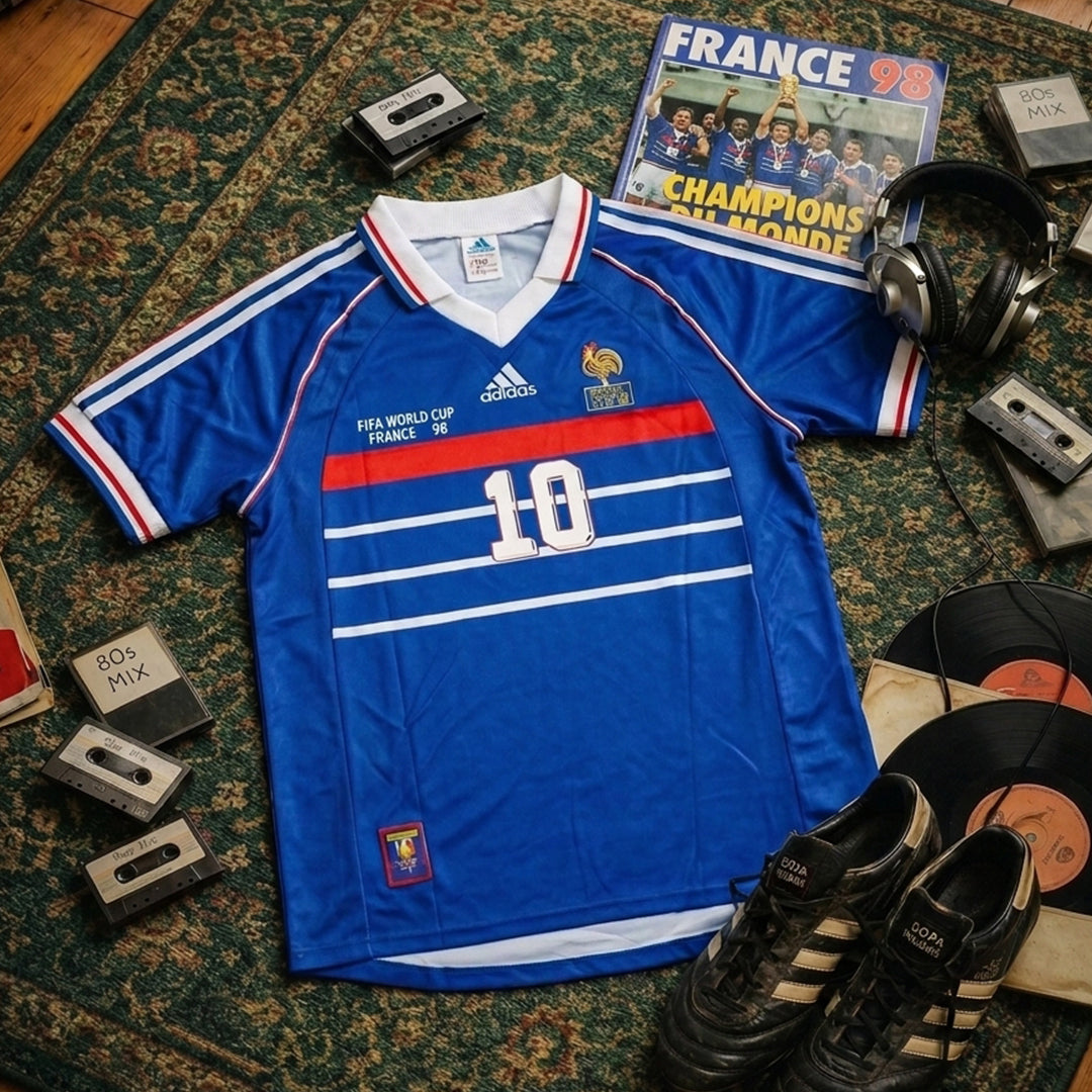 1998年、フランス代表。象徴的な一着として記憶されるホームジャージ。
