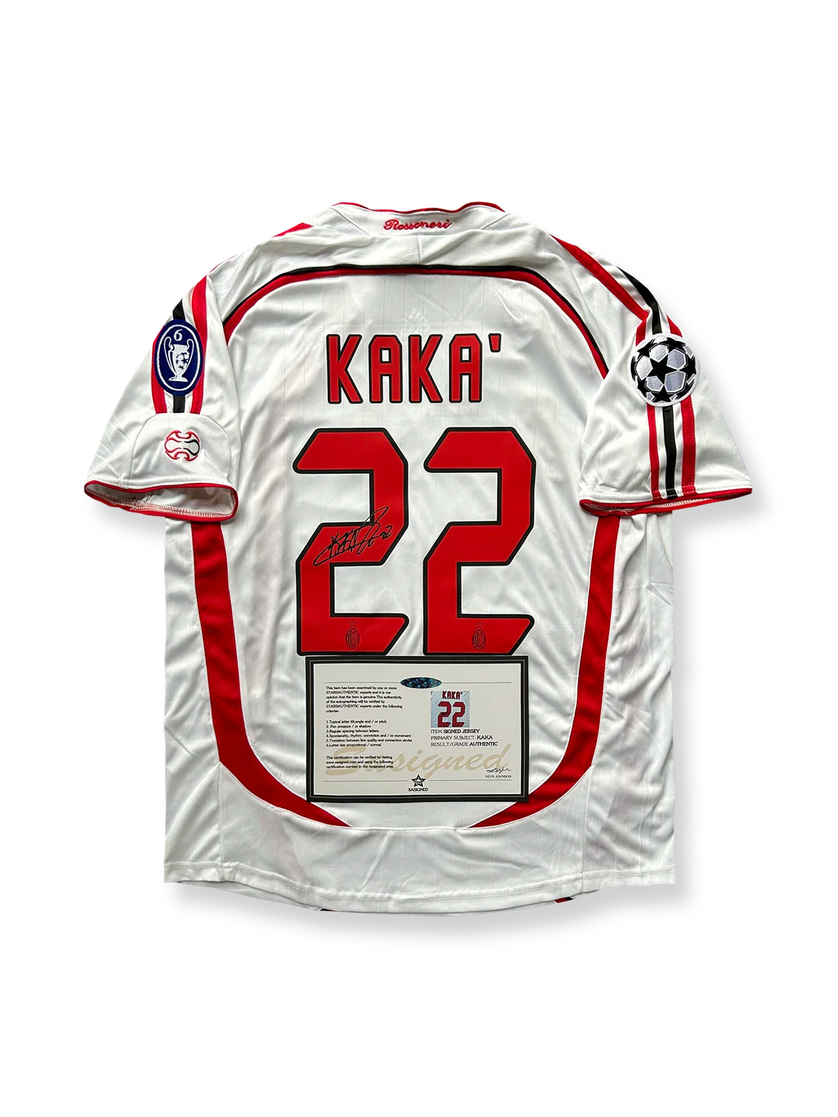 製品画像：「2006-07シーズン ACミラン カカサイン入り 22番クラシックアウェイユニフォーム 正面展示。カカ直筆サイン、クラシックアウェイデザイン、ヨーロッパチャンピオンズリーグ ワッペン、高密度刺繍、吸汗性・通気性に優れた快適素材でファン必携。」

詳細画像：「ACミランのエンブレム刺繍、カカのサイン、ユニフォーム背面のディテールの拡大。カカ記念品としてファンやコレクターに人気。」