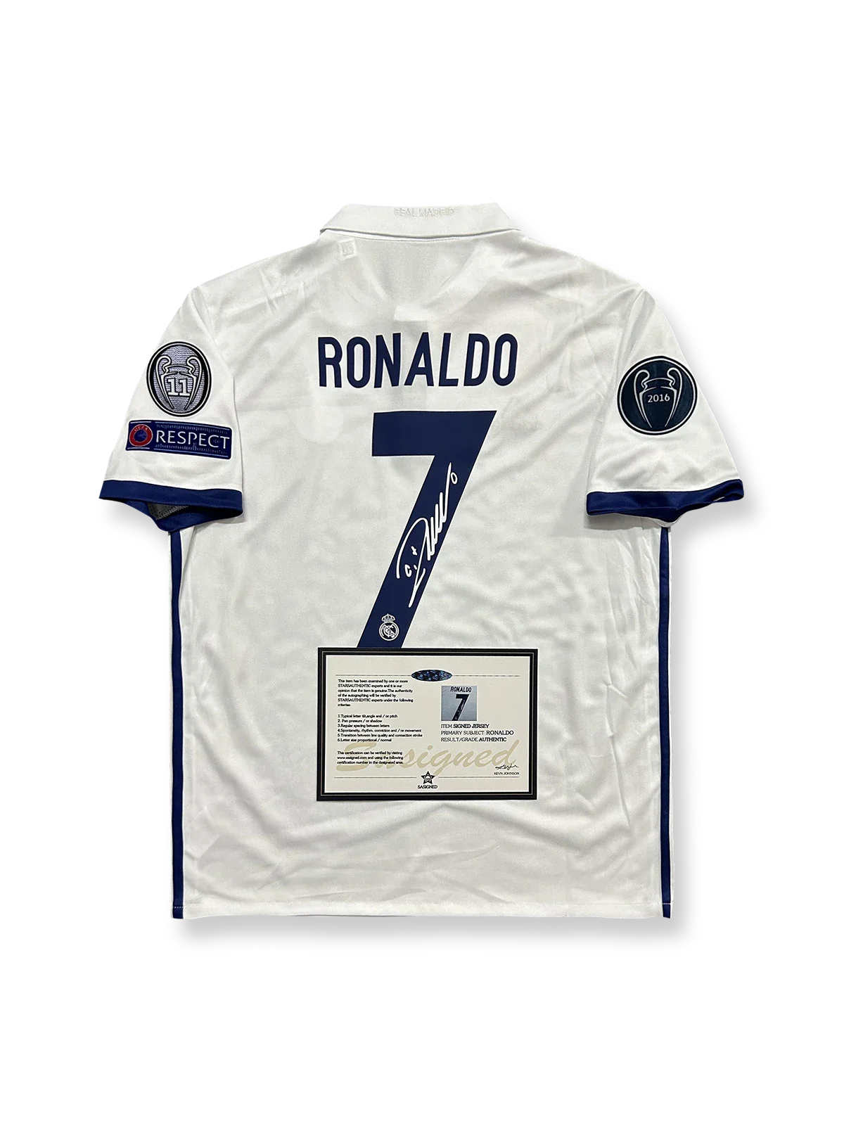 製品画像：「2016-17シーズン レアル・マドリード C・ロナウドサイン入り 7番 ヨーロッパチャンピオンズリーグ決勝版 ユニフォーム 正面展示。C・ロナウド直筆サイン、クラシックデザイン、ヨーロッパチャンピオンズリーグワッペン、高密度刺繍でファン必携。」

詳細画像：「レアル・マドリードのエンブレム刺繍、C・ロナウドのサイン、ユニフォーム背面のディテールの拡大。C・ロナウド記念品としてファンやコレクターに人気。」