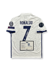 製品画像：「2016-17シーズン レアル・マドリード C・ロナウドサイン入り 7番 ヨーロッパチャンピオンズリーグ決勝版 ユニフォーム 正面展示。C・ロナウド直筆サイン、クラシックデザイン、ヨーロッパチャンピオンズリーグワッペン、高密度刺繍でファン必携。」

詳細画像：「レアル・マドリードのエンブレム刺繍、C・ロナウドのサイン、ユニフォーム背面のディテールの拡大。C・ロナウド記念品としてファンやコレクターに人気。」
