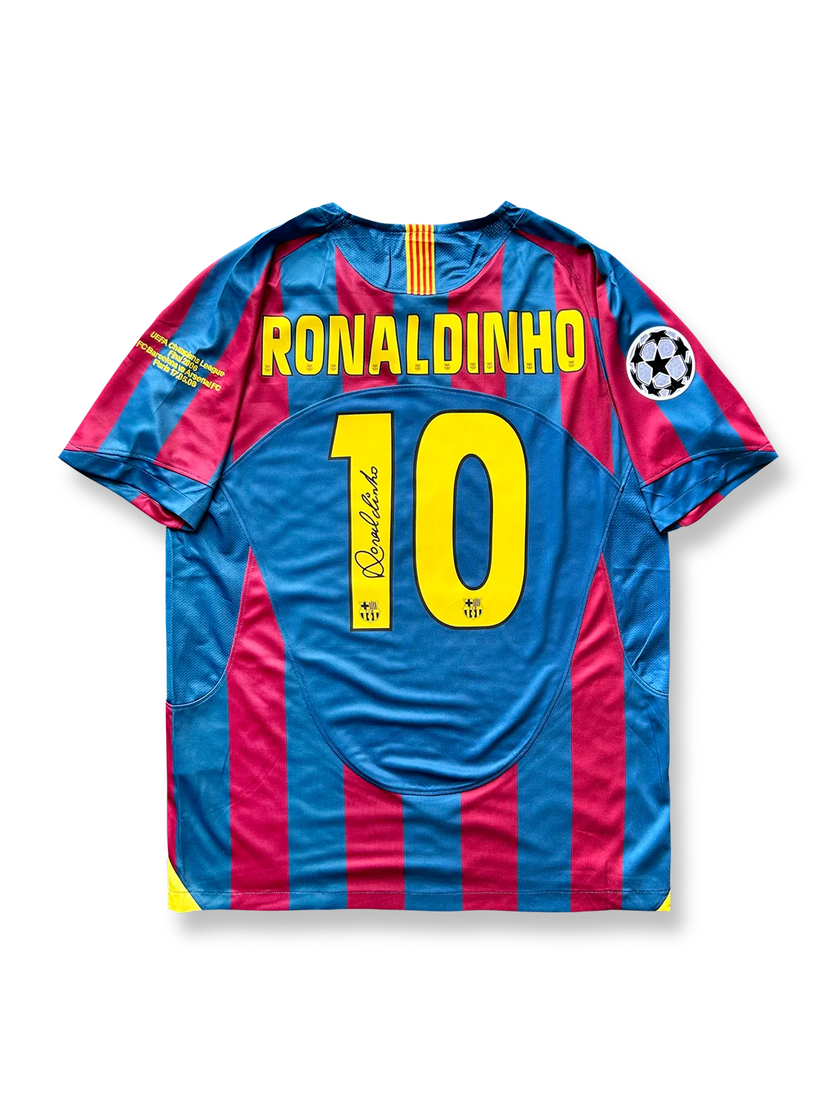 製品画像：「2005-06シーズン バルセロナ ロナウジーニョサイン入り 10番 ホームヴィンテージユニフォーム 正面展示。ロナウジーニョ直筆サイン、クラシックデザイン、ヨーロッパチャンピオンズリーグ ワッペン、高密度刺繍でファン必携。」

詳細画像：「バルサのエンブレム刺繍、ロナウジーニョのサイン、ユニフォーム背面のディテールの拡大。ロナウジーニョ記念品としてファンやコレクターに人気。」