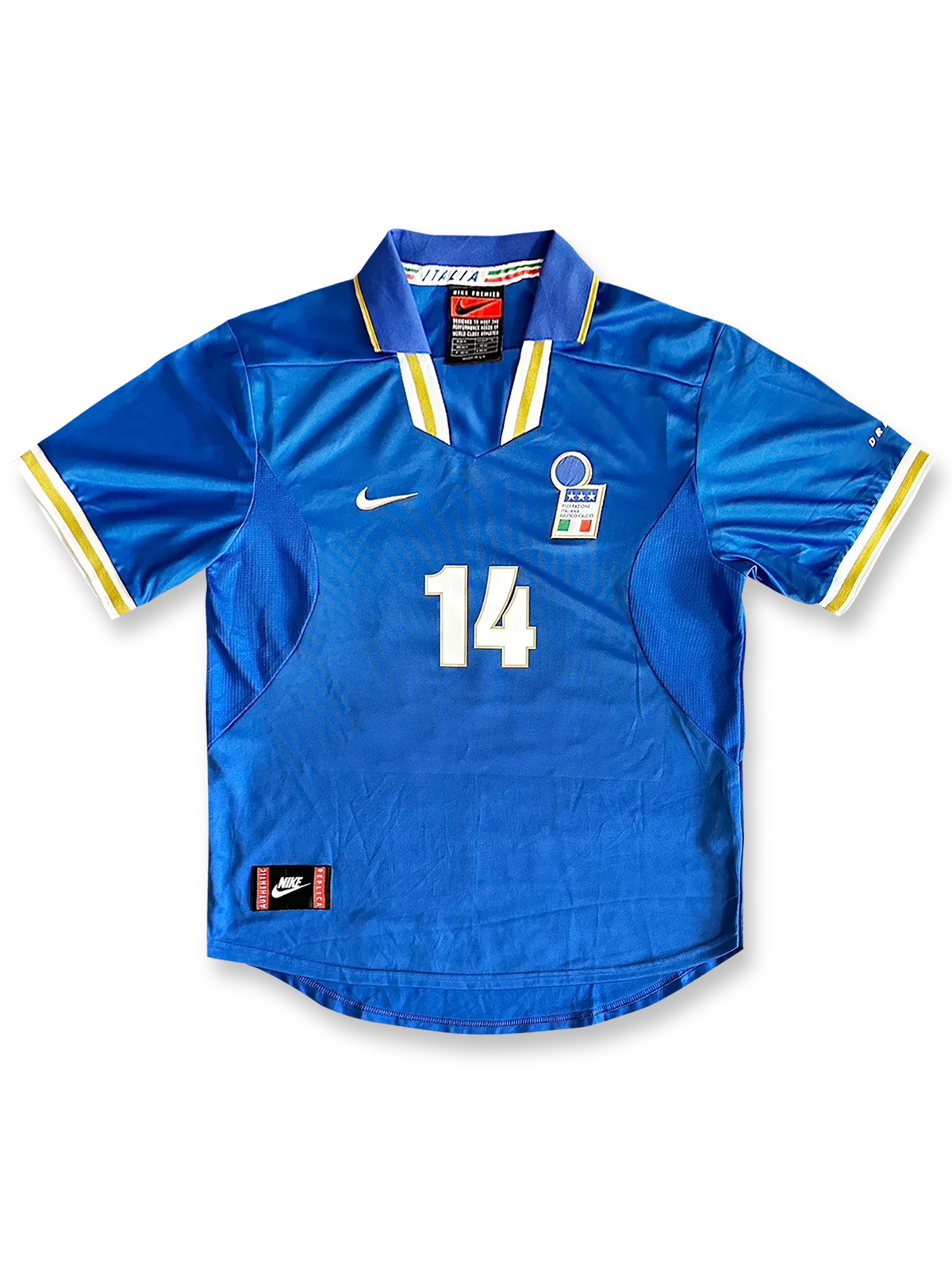 製品画像: 1996年UEFAヨーロッパ選手権 イタリア代表 ホーム ユニフォーム ピエロ14番 正面、クラシック ブルーデザイン サッカーシャツ

詳細画像: 背面のピエロ14番 手作業 フロックプリント ディテール、レトロ イタリア代表 ユニフォーム