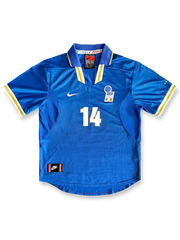 製品画像: 1996年UEFAヨーロッパ選手権 イタリア代表 ホーム ユニフォーム ピエロ14番 正面、クラシック ブルーデザイン サッカーシャツ

詳細画像: 背面のピエロ14番 手作業 フロックプリント ディテール、レトロ イタリア代表 ユニフォーム