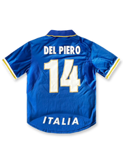 製品画像: 1996年UEFAヨーロッパ選手権 イタリア代表 ホーム ユニフォーム ピエロ14番 正面、クラシック ブルーデザイン サッカーシャツ

詳細画像: 背面のピエロ14番 手作業 フロックプリント ディテール、レトロ イタリア代表 ユニフォーム
