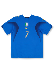 製品画像: 2006年 イタリア代表 ホーム ユニフォーム ピエロ7番 正面、クラシック ブルーデザイン サッカーシャツ

詳細画像: 背面のピエロ7番 金色「Del Piero」フォント ディテール、イタリア代表 ユニフォーム