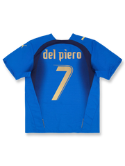 製品画像: 2006年 イタリア代表 ホーム ユニフォーム ピエロ7番 正面、クラシック ブルーデザイン サッカーシャツ

詳細画像: 背面のピエロ7番 金色「Del Piero」フォント ディテール、イタリア代表 ユニフォーム