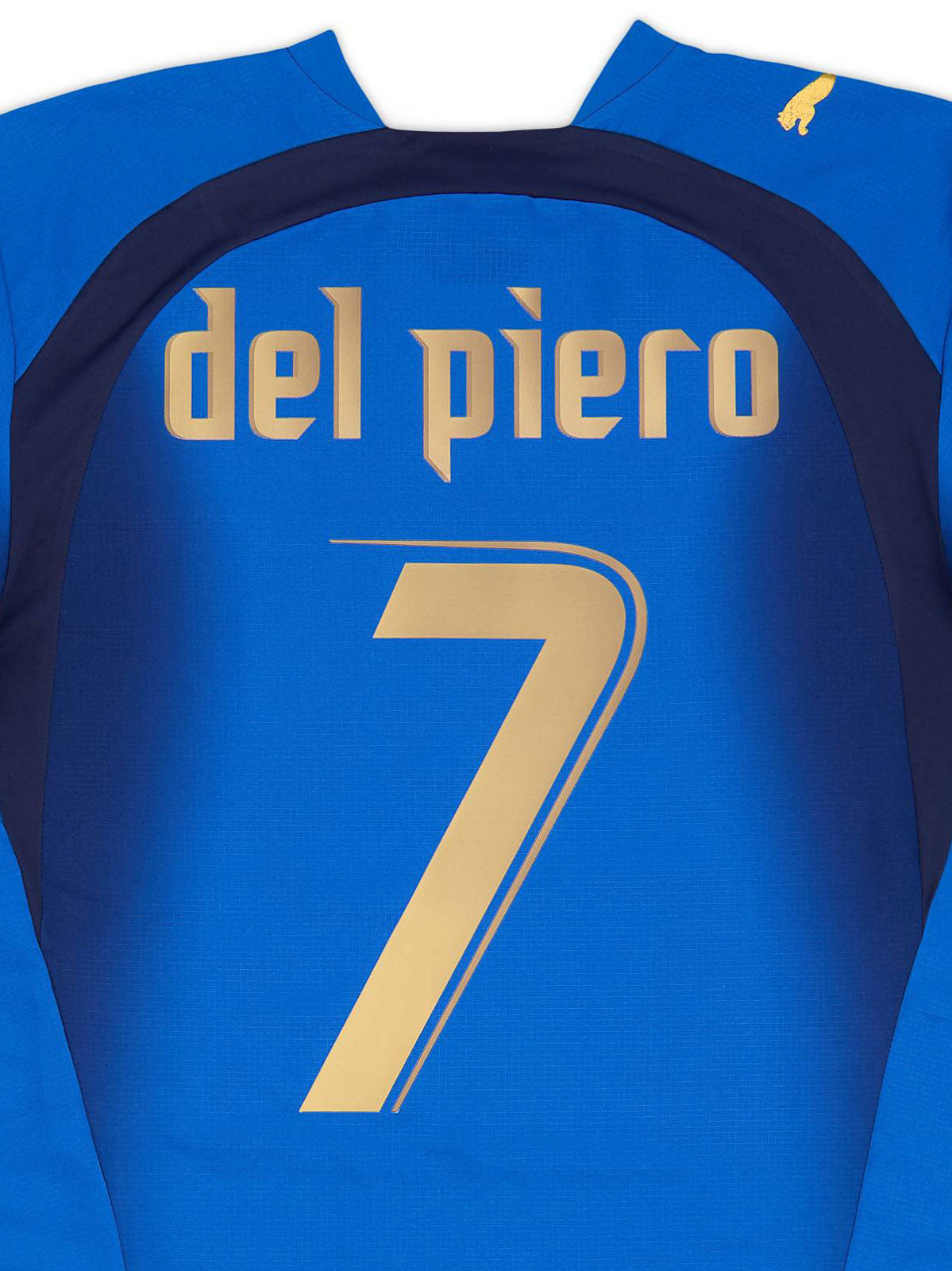 製品画像: 2006年 イタリア代表 ホーム ユニフォーム ピエロ7番 正面、クラシック ブルーデザイン サッカーシャツ

詳細画像: 背面のピエロ7番 金色「Del Piero」フォント ディテール、イタリア代表 ユニフォーム