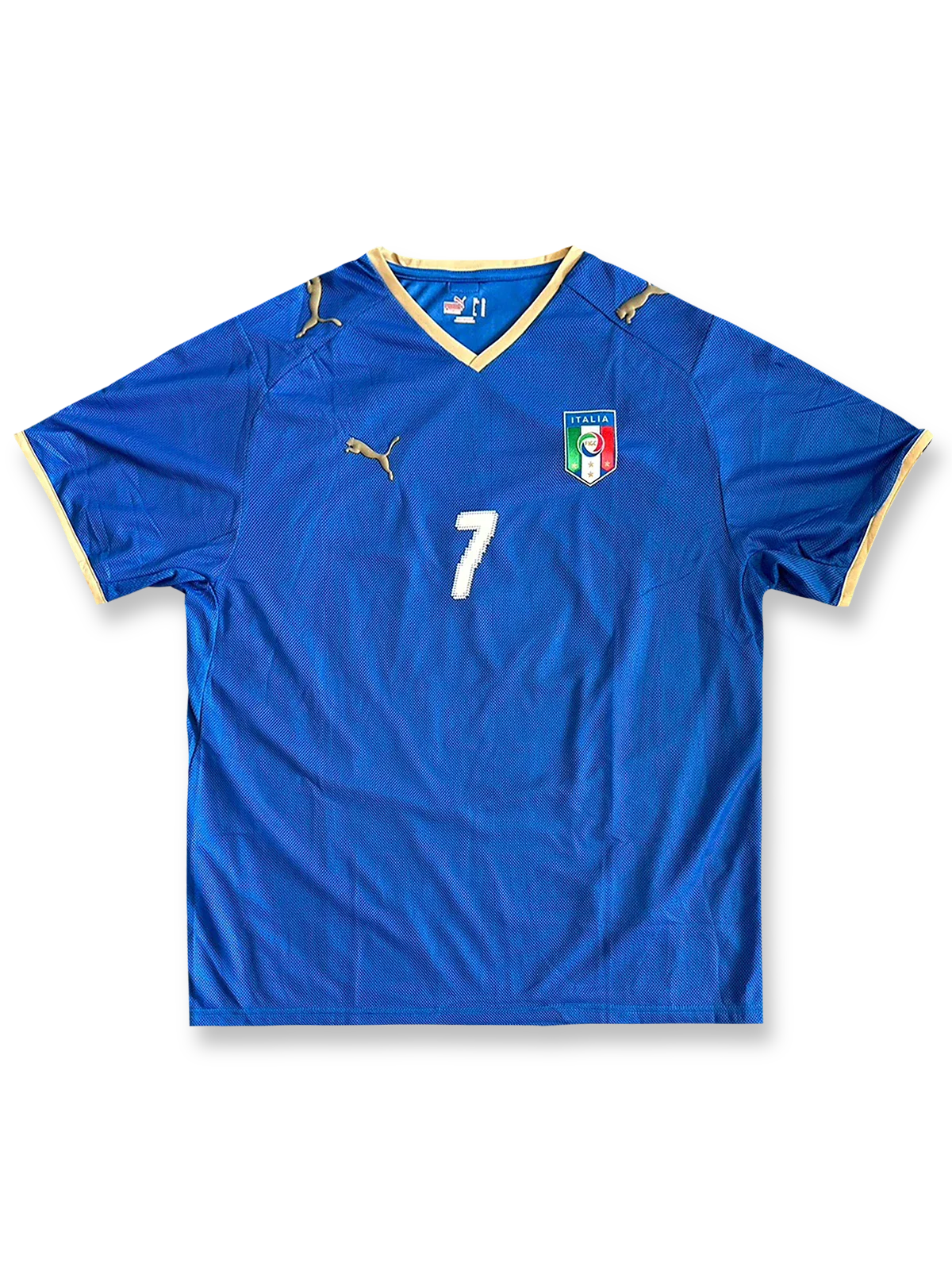 製品画像: 2008年 イタリア代表 ホーム短袖 レプリカモデル ユニフォーム ピエロ7番 正面、ブルーとゴールド デザイン、クラシック サッカーシャツ

詳細画像: 胸前のイタリア代表 エンブレム 特写、イタリア サッカー ユニフォーム