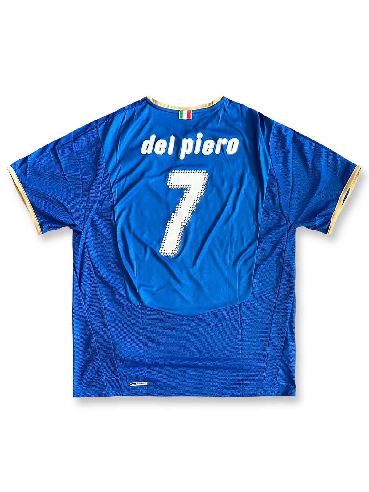 製品画像: 2008年 イタリア代表 ホーム短袖 レプリカモデル ユニフォーム ピエロ7番 正面、ブルーとゴールド デザイン、クラシック サッカーシャツ

詳細画像: 胸前のイタリア代表 エンブレム 特写、イタリア サッカー ユニフォーム
