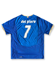 製品画像: 2008年 イタリア代表 ホーム短袖 レプリカモデル ユニフォーム ピエロ7番 正面、ブルーとゴールド デザイン、クラシック サッカーシャツ

詳細画像: 胸前のイタリア代表 エンブレム 特写、イタリア サッカー ユニフォーム