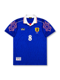 日本代表1998ホーム中田英寿8番ジャーシジ正面、サムライブルー地に両肩の
赤い炎グラフィックと水色の縁取り、前面のトーンオントーンの炎柄、asicsロゴ、JFA八
咫烏エンブレム