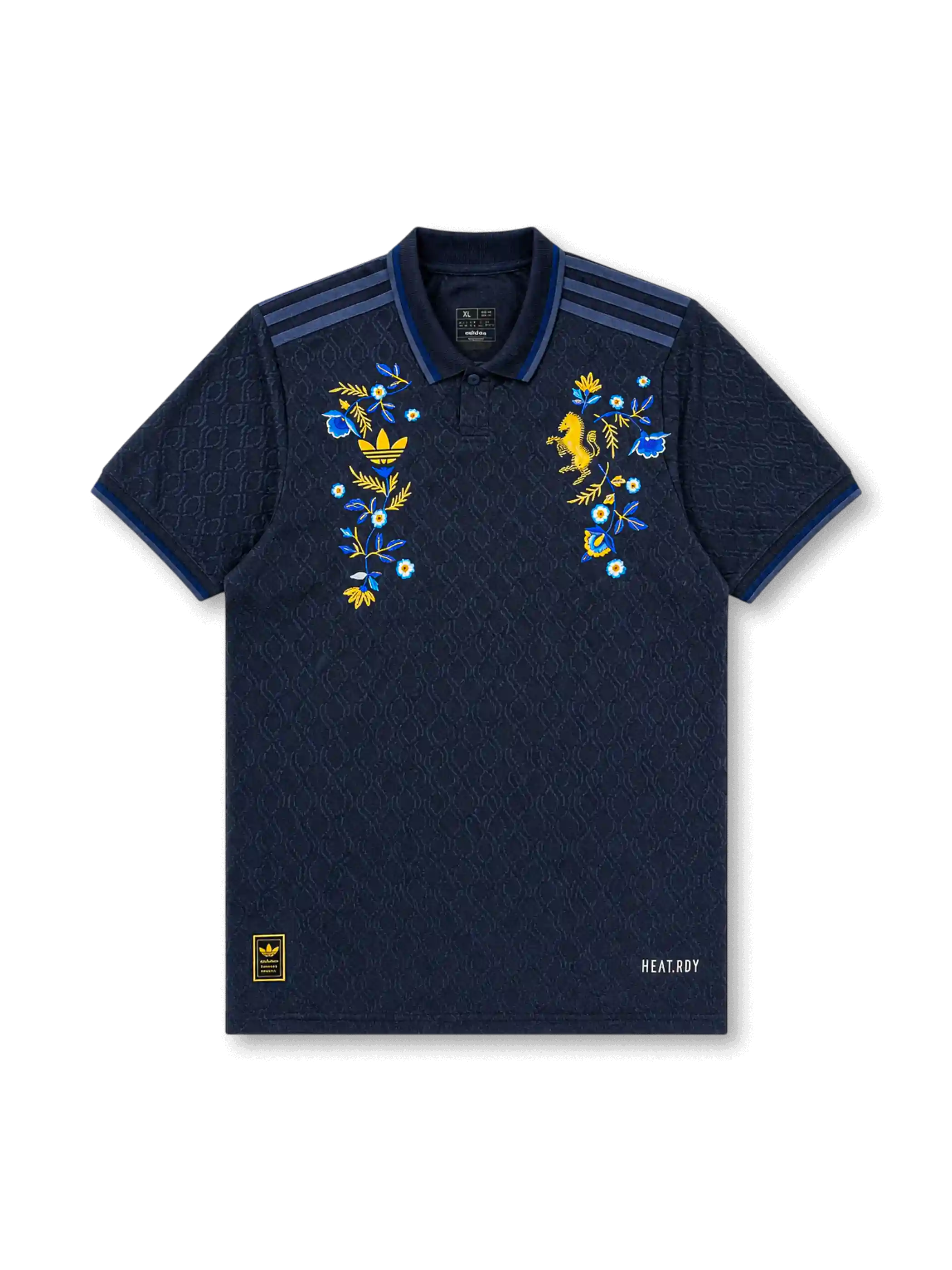 ユヴェントスFC2024-25サード手刺繍カスタムジャージ正面、ミッドナイトネイビー地に幾何学ダイヤモンドジャカードパターン、ポロカラー1ボタン・2色細リブストライプス、両肩ダークブルー3ストライプス、左胸ゴールドadidas Originalsトレフォイルロゴ、右胸金色プランシング・ゼブラエンブレム手刺繍、左右胸にコルンブルーメ&黄ワイルドフラワー&金葉のイタリア伝統花柄手刺繍、右下裾HEAT.RDY、左下裾adidas Originalsレトロ織りラベル