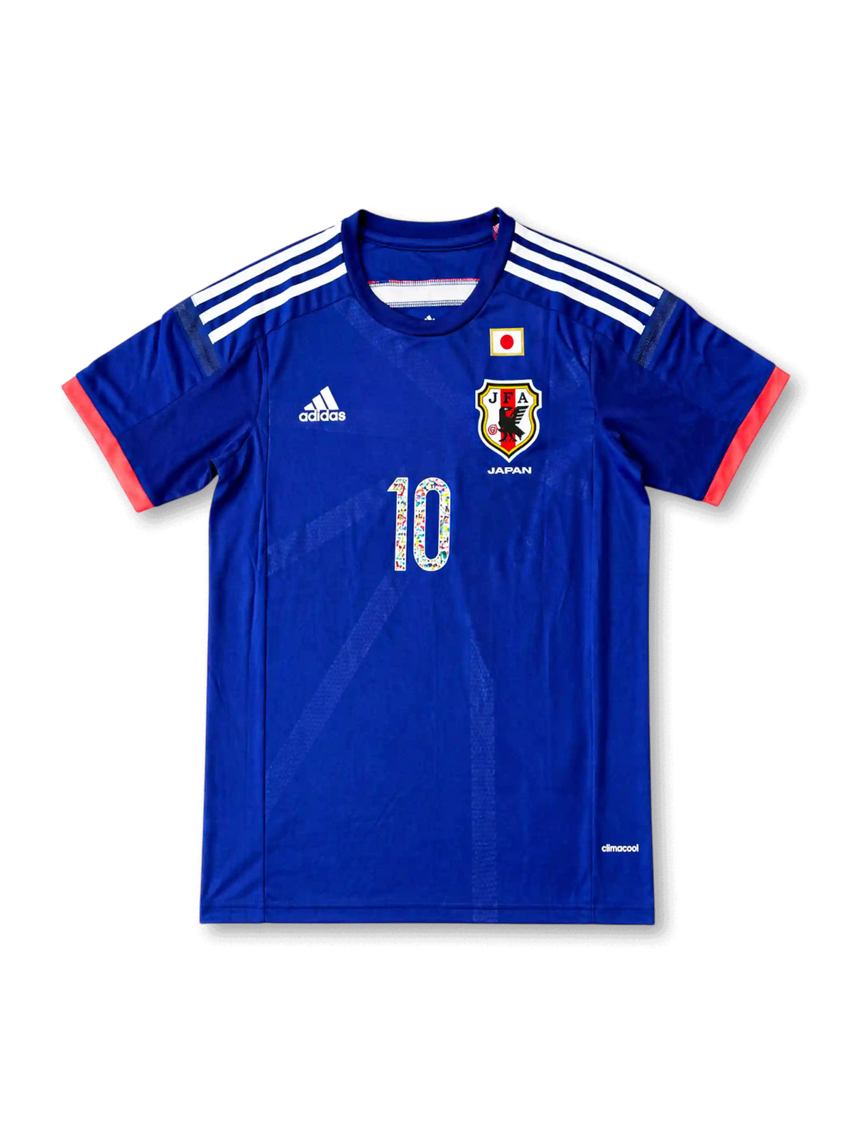 日本代表 2014 ホームジャージの正面、ジャパンブルーボディ、JFAエンブレム、日本国旗パッチ、ホワイト肩ライン、レッド袖口、漫画グラフィック入り10番が見えるデザイン