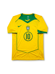 ブラジル代表 2004 ホームジャージの正面、イエローボディ、グリーン切り替え、CBFエンブレム、BRASIL表記、円形フレーム入り10番が見えるデザイン