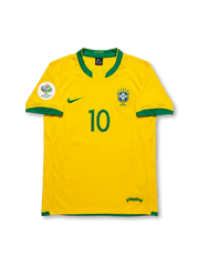 ブラジル代表 2006 ホームジャージの正面、イエローボディ、グリーンの襟と袖口、CBFエンブレム、フロント10番、2006年ドイツ大会パッチが見えるデザイン