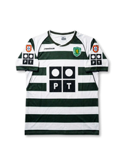 スポルティングCP 2002-03 ホームジャージの正面、緑白ボーダー、PTロゴ、Sporting Portugalエンブレム、変形Vネック、両袖リーグパッチが見えるデザイン