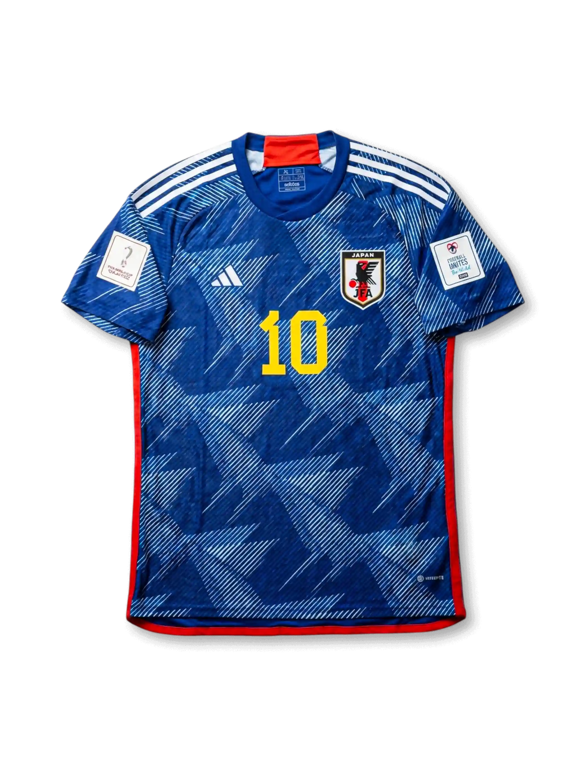 日本代表 2022 ホームジャージの正面、ジャパンブルーボディ、折り紙風グラフィック、JFAエンブレム、黄色の10番、白い肩ライン、カタール大会パッチが見えるデザイン