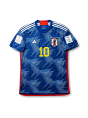 日本代表 2022 ホームジャージの正面、ジャパンブルーボディ、折り紙風グラフィック、JFAエンブレム、黄色の10番、白い肩ライン、カタール大会パッチが見えるデザイン