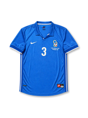 イタリア代表1998ホームジャージの正面、ブルーボディ、ポロカラー、イタリア代表エンブレム、FIFA WORLD CUP FRANCE 98表記、ホワイトの3番付きデザイン
