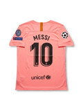 FCバルセロナ 2018-19シーズン サードユニフォーム リオネル・メッシ10番 Nike製 コーラルピンクのボディにダークレッドの斜めラインと都市の街並みをモチーフにしたグラフィック、Rakutenスポンサーロゴ、クラブエンブレム、UEFAチャンピオンズリーグの袖章、背面にMESSIのネームと10番を配したレトロサッカージャージ
