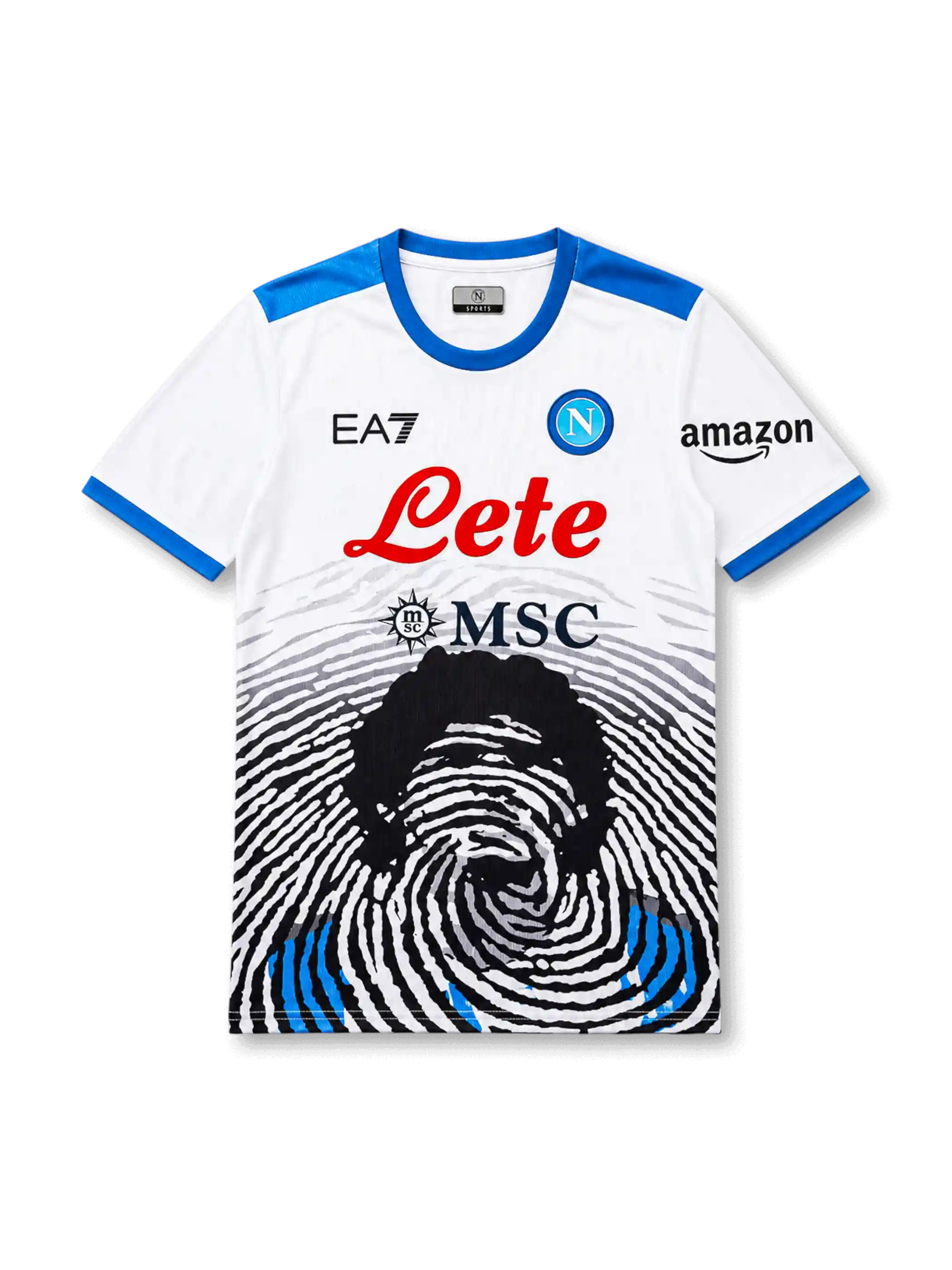 SSCナポリ2021-22マラドーナトリビュート白ジャージ正面、ホワイト地にナポリブルー襟・肩・カフ、フロント下半身に巨大指紋とマラドーナ肖像、左胸EA7ロゴ、中央ナポリエンブレム、右胸Amazonロゴ、胸中央レッドLeteとネイビーMSCスポンサー