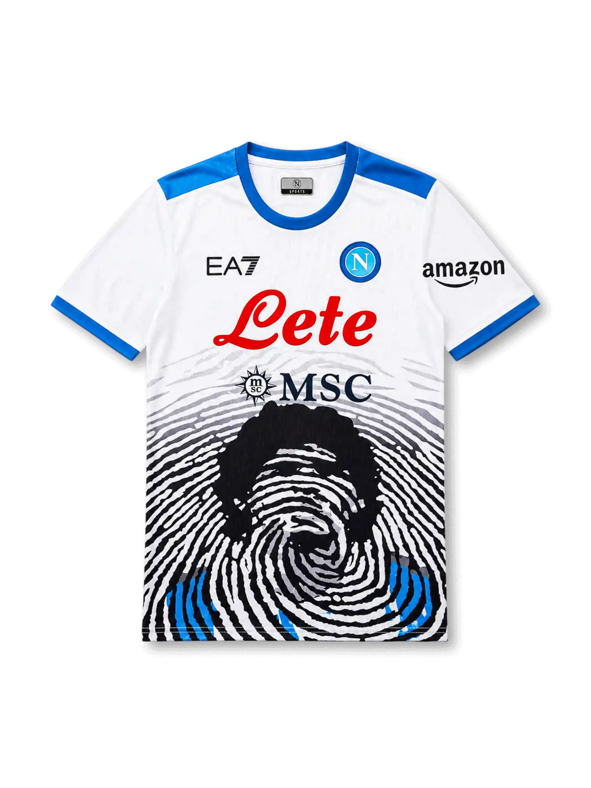 SSCナポリ2021-22マラドーナトリビュート白ジャージ正面、ホワイト地にナポリブルー襟・肩・カフ、フロント下半身に巨大指紋とマラドーナ肖像、左胸EA7ロゴ、中央ナポリエンブレム、右胸Amazonロゴ、胸中央レッドLeteとネイビーMSCスポンサー