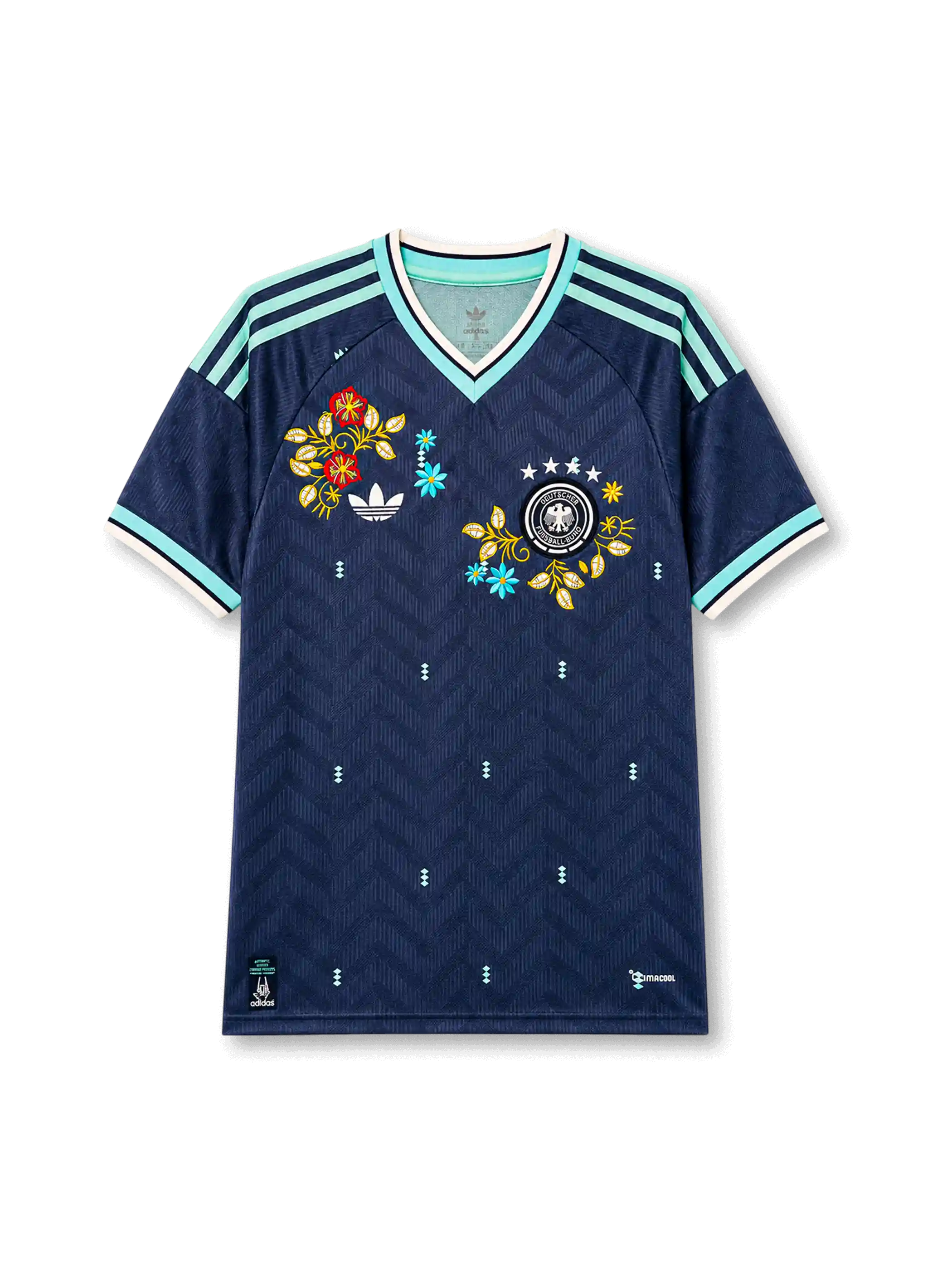 ドイツ代表2026-27アウェイ手刺繍ジャージ正面、ネイビー地にシェブロン織り柄とミントの3ストライプ、ミント×生成りのV字襟と袖口、DFB鷲エンブレムと4つの星、赤・金・水色の民芸調の花々を立体的に施した刺繍