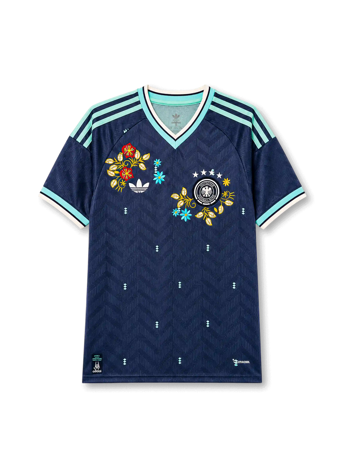 ドイツ代表2026-27アウェイ手刺繍ジャージ正面、ネイビー地にシェブロン織り柄とミントの3ストライプ、ミント×生成りのV字襟と袖口、DFB鷲エンブレムと4つの星、赤・金・水色の民芸調の花々を立体的に施した刺繍