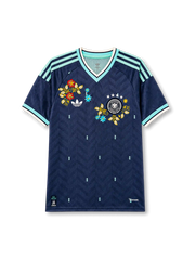 ドイツ代表2026-27アウェイ手刺繍ジャージ正面、ネイビー地にシェブロン織り柄とミントの3ストライプ、ミント×生成りのV字襟と袖口、DFB鷲エンブレムと4つの星、赤・金・水色の民芸調の花々を立体的に施した刺繍