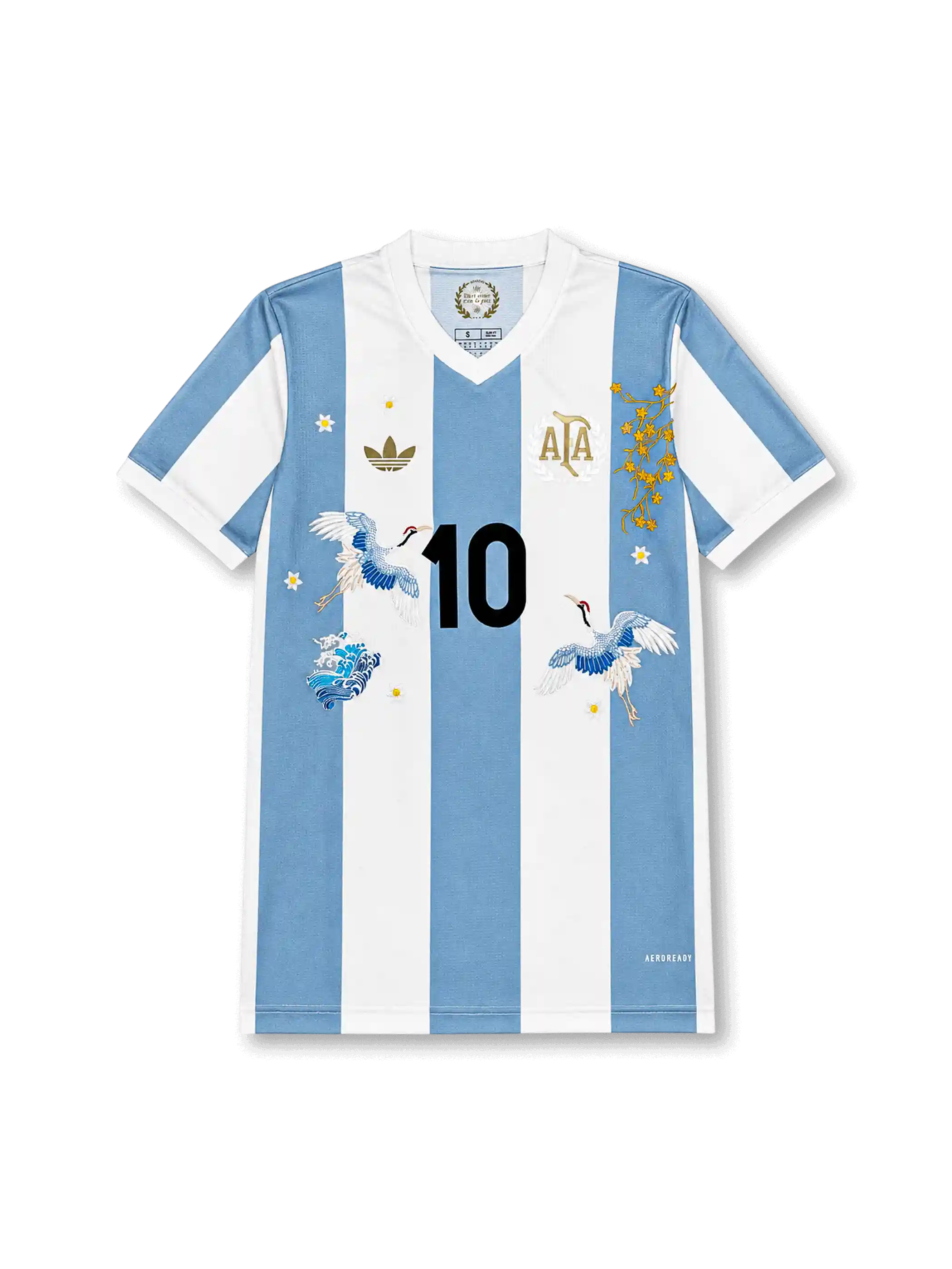 アルゼンチン代表2024-25ホーム手刺繍カスタムジャージ正面、伝統的アルベセレステ×白縦縞ストライプ、ホワイトVネックリブ、左胸ゴールドadidas Originalsトレフォイルロゴ、右胸ゴールド月桂樹冠AFAクレスト&サクラ枝葉ハンド刺繍、中央漆黒10番、左右にタンチョウヅル2羽の刺繍、左下北斎波濤ハンド刺繍、周囲に白梅花点在