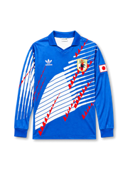 青を基調に白の斜めラインと赤の三角モチーフを配した1993年日本代表ホーム長袖ユニフォーム、左胸エンブレム、右袖の日本国旗パッチ、ポロカラー仕様、背面はネームと番号なし