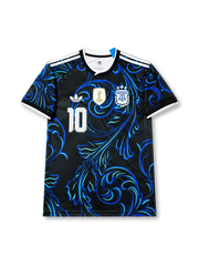 2026年アルゼンチン代表ワールドカップスペシャルエディションユニフォーム正面、ブラックベース、ブルー流線グラフィック、胸元代表エンブレム、ゴールド系チャンピオンバッジ、前面背番号10、白ショルダーストライプ