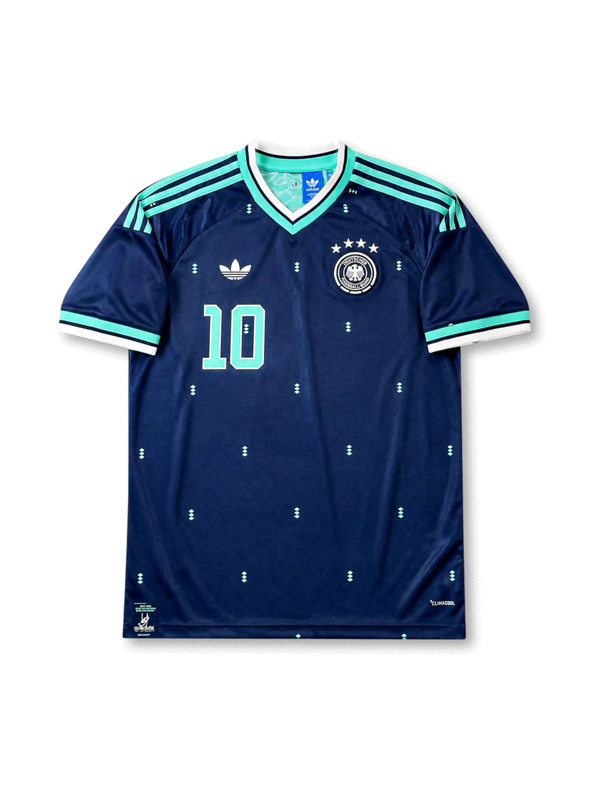 2026年ドイツ代表ワールドカップアウェイユニフォーム正面、ネイビーボディ、ミントカラーショルダーストライプ、胸元ドイツ代表エンブレム、4つ星、前面背番号10、ミント幾何学モチーフ