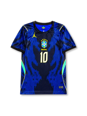 2026年ブラジル代表ワールドカップブルーアウェイユニフォーム正面、ダークネイビーボディ、ロイヤルブルー縦型グラフィック、胸中央ブラジル代表エンブレム、5つ星、BRASIL表記、蛍光イエロー背番号10、ミントグリーンサイド切り替え
