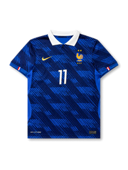 2026年フランス代表ワールドカップホームユニフォーム正面、ロイヤルブルーボディ、斜めストライプグラフィック、白襟、胸元フランス代表エンブレム、2つ星、前面背番号11、袖口トリコロールディテール