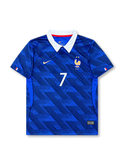 2026年フランス代表ワールドカップホームユニフォーム正面、ロイヤルブルーボディ、斜めストライプグラフィック、白襟、胸元フランス代表エンブレム、2つ星、前面背番号7、袖口トリコロールディテール