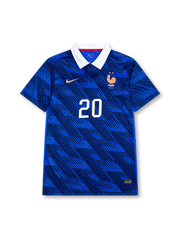 2026年フランス代表ワールドカップホームユニフォーム正面、ブルーボディ、白襟、胸元フランス代表エンブレム、前面背番号20、斜線グラフィック、袖口トリコロールアクセント